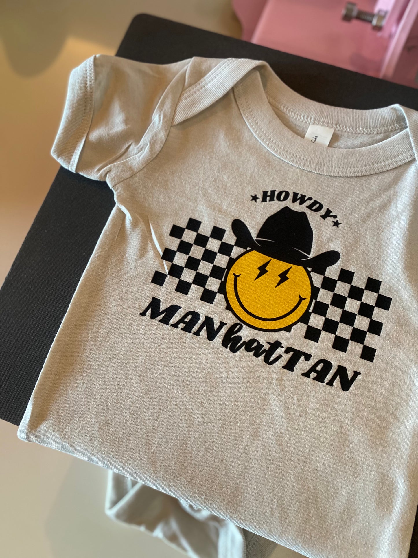 HOWDY MANHATTAN ONESIE/TEE